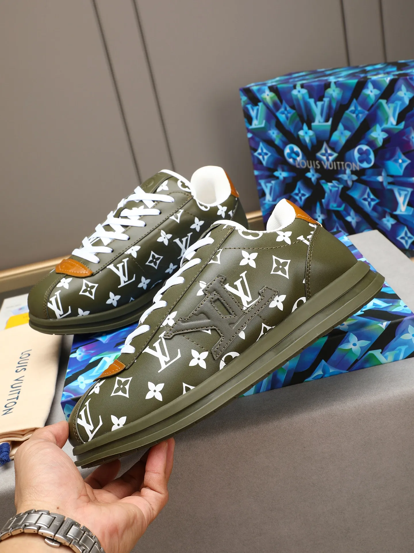Men's Men's Shoes 💰540 LV Louis Vuitton L Jialu Brand Runner Tatic Series Thick Sole Casual Sports Shoes Running Shoes Original purchase, development and production This LV Runner Tatic sneaker combines technical materials such as mesh fabric and ribbons to interpret the inspiration of traditional mountaineering shoes. LV letters are written on one side, the lariat buckle of the quick lacing system is embellished with Monogram flowers and Louis Vuitton logos, and the light and wear-resistant rubber outsole completes the whole. ▪️Fabric: Original imported cowhide + mesh ▪️Inner lining: Original customized breathable mesh ▪️Sole: Original open-molded anti-slip rubber combination material ▪️Size: Men's 40-44 (45 46 customized)